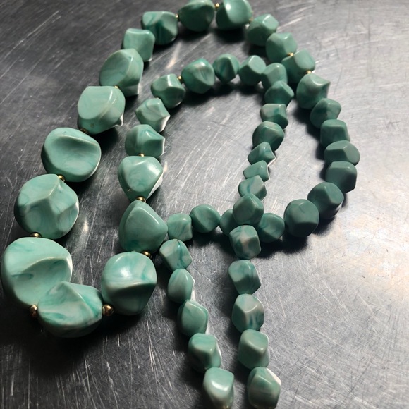 1950s Mint Swirl Beaded Necklace - Picture 5 of 5